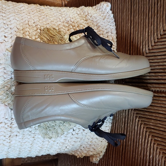 SAS walking shoes, size 9.5 W - Picture 6 of 11